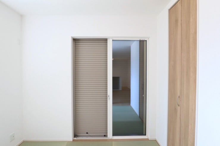 ○シャッター雨戸○ 同仕様
開閉に力が要らないシャッターを採用しています♪
外出時や旅行時の防犯、台風など雨風の強い日にも安心ですね♪