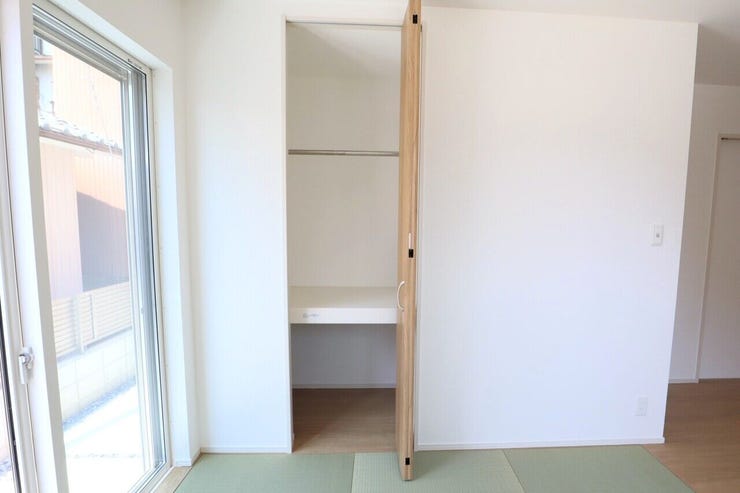 ◇タタミコーナー収納◇ 同仕様
来客用の布団などもスッキリ収納することができますね♪