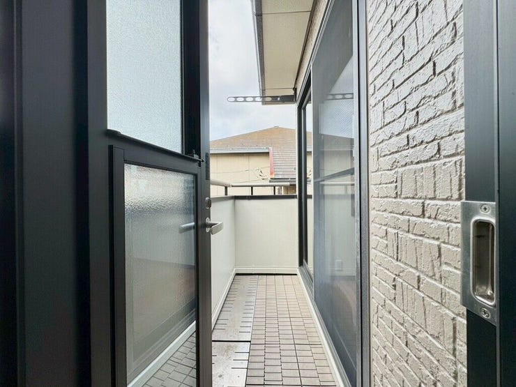 【Balcony】日当たりの良いバルコニーはお洗濯物がしっかり乾きやすく、毎日の家事にも重宝します。