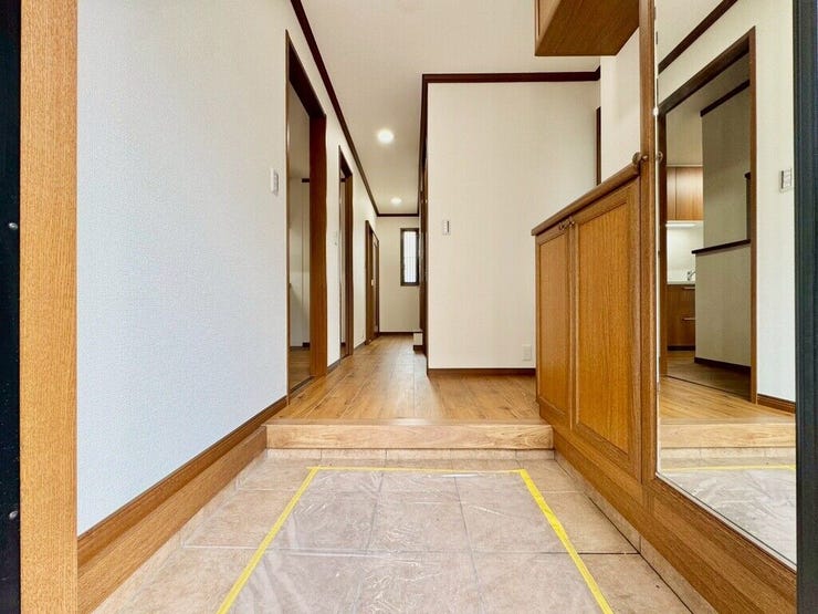 【Entrance】シューズボックス完備の玄関で、靴や小物もスッキリ収納できます。