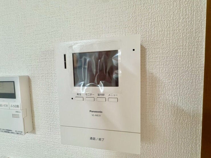 【Facilities】来訪者を確認できるモニター付きインターホンで、防犯面も安心です。