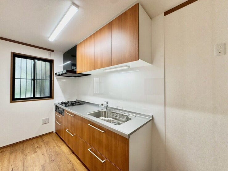 【kitchen】広めのキッチンは料理のしやすさを追求した設計。収納も豊富で作業がしやすい空間です。