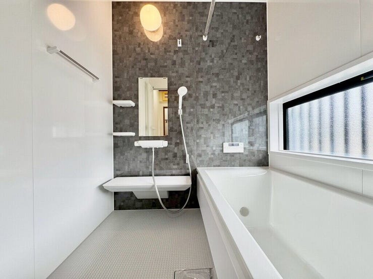 【Bathroom】お子様とのバスタイムにも十分な広さがあり、掃除も簡単にできます。