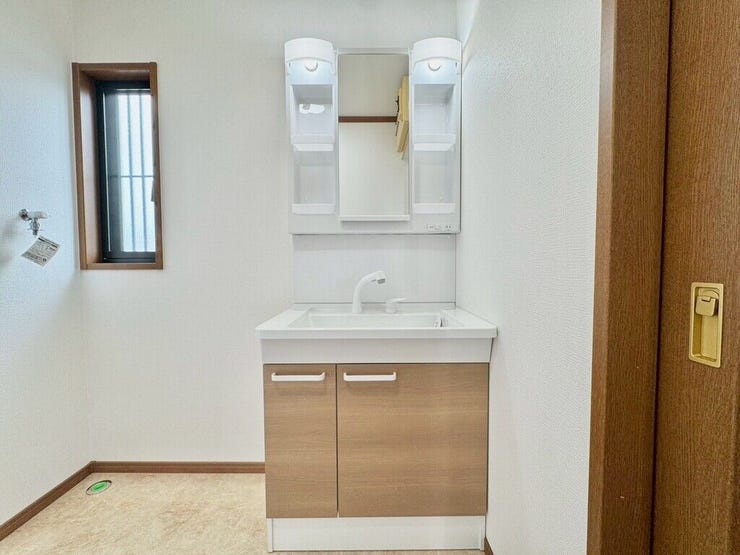 【Washroom】毎朝の準備がスムーズに。広めの洗面台と収納が使いやすい洗面所です。