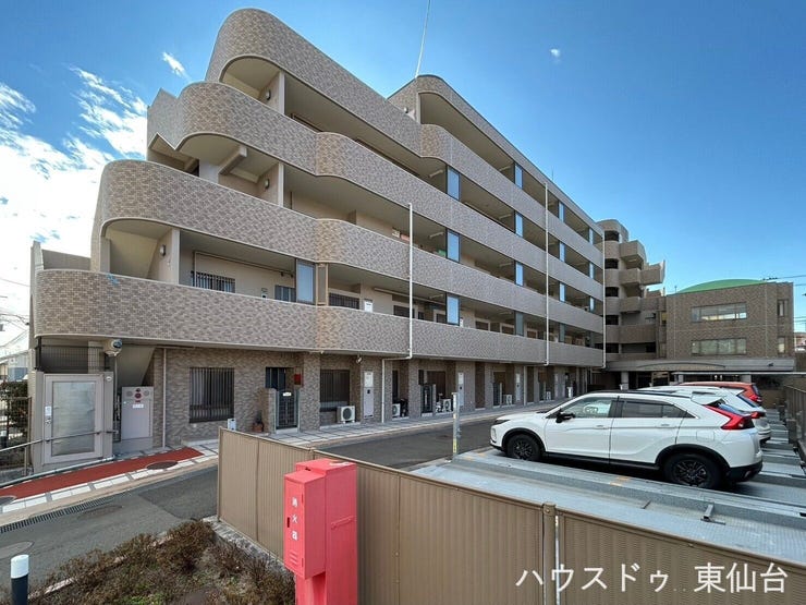 【外観】
南向き専用庭付きで戸建て感覚の暮らしを楽しめます