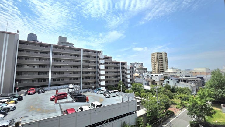 南向きで心地よい風と光が抜ける開放感