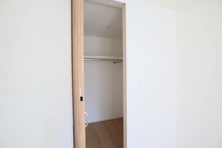 ◇ウォークインクローゼット◇ 同仕様
季節物のお洋服などしっかり収納できます♪旅行鞄などかさばる収納もすっきり片付きますね♪