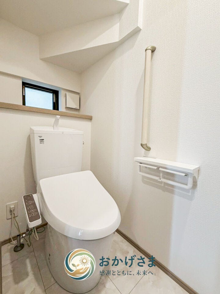 【トイレ】
シンプルで清潔感のあるトイレ。温水洗浄便座付きで、毎日快適に使用できます。手すり付きでバリアフリーにも配慮。