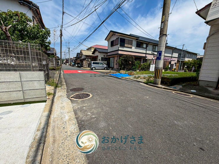【前面道路】
前面道路は車通りが少なく、小さなお子様がいるご家庭も安心。静かな住環境が魅力です。