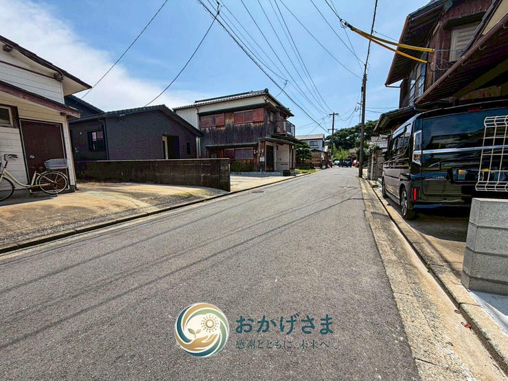 【前面道路】
周辺は整備された住宅街。近隣には駐車スペースもあり、来客時にも便利です。
