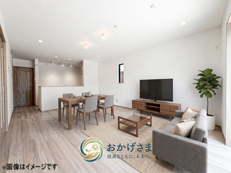 【リビング】
【リビング】
※画像は家具設置イメージです。
自然光が差し込む明るいリビング。家族が集まり、ゆったりとくつろげる広々とした空間です。