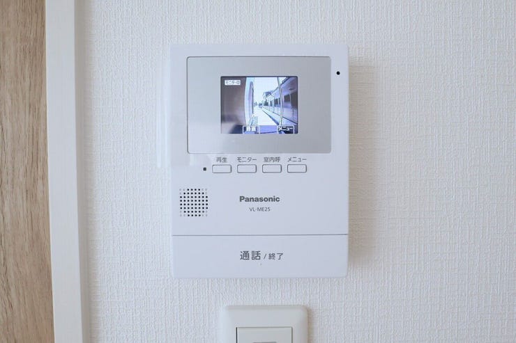 ○カラーモニター付インターホン○ 同仕様
不在時の訪問は自動で録画されます。
訪問者の顔が確認できるのでお子様の留守番にも安心です♪
