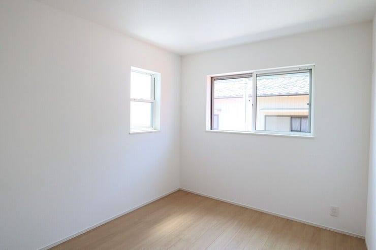 ◇洋室◇ 同仕様
2面採光のお部屋は明るく風通しが良いです♪
収納もしっかり出来ますよ!