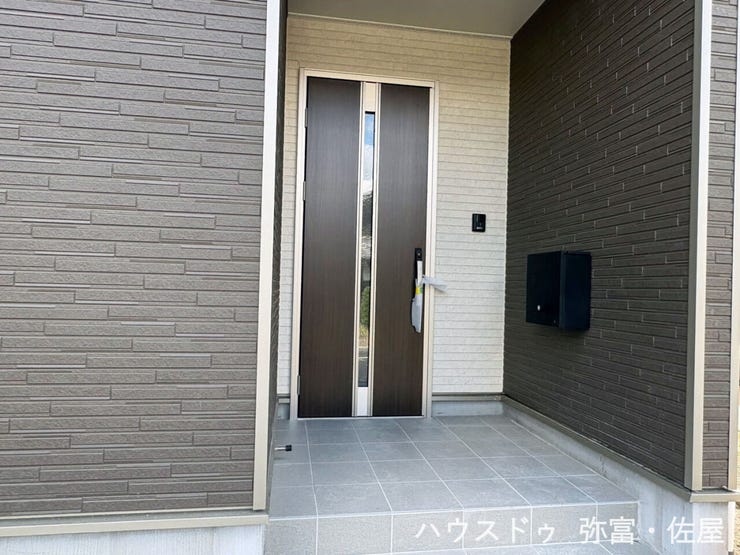 玄関ポーチに屋根があることで、天候の悪い日も玄関の出入りがしやすくなります♪