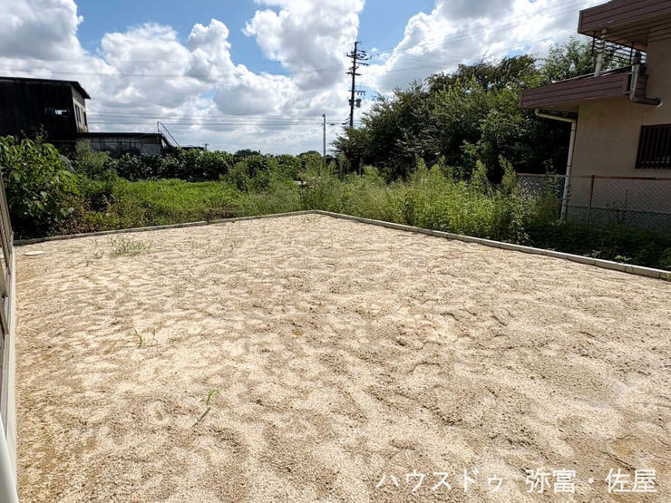 南向きの広いお庭はガーデニングや家庭菜園など楽しめます!!