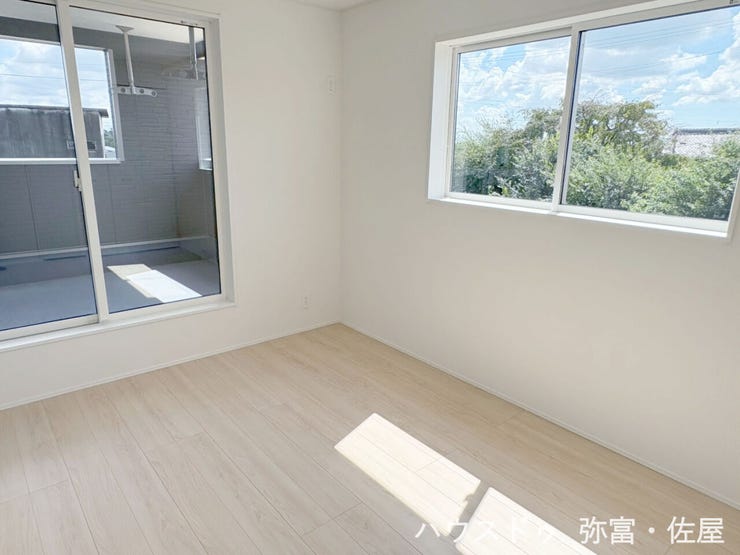南側に面した約6.5帖の洋室は通風・採光に優れた心地良い空間です(^^)