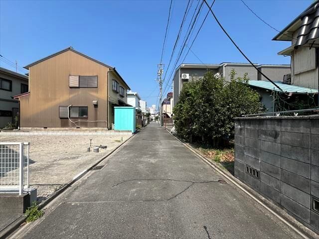 幅員約4mの北側前面道路です。車1台が余裕を持って通れる道幅です。車はスピードを控えるので事故率の軽減や歩行者も安心して通行できます。