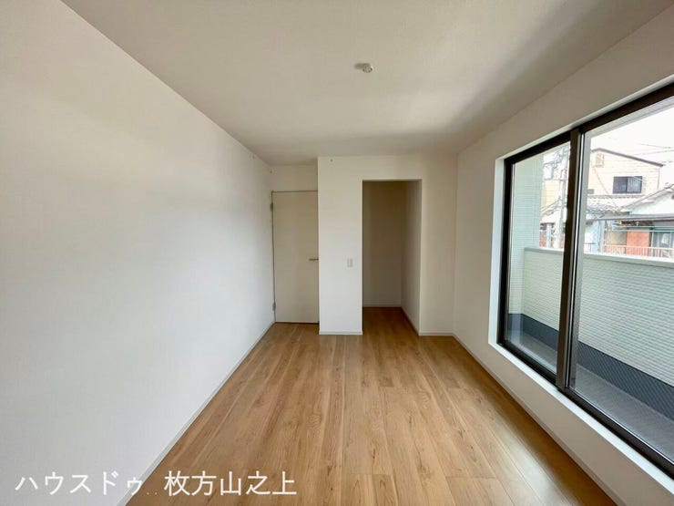 バルコニーに面した明るい洋室。ゆったりとくつろげる空間です。