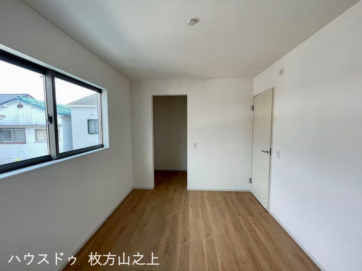横長の窓からやわらかな陽光が差し込む、心地よい洋室です。