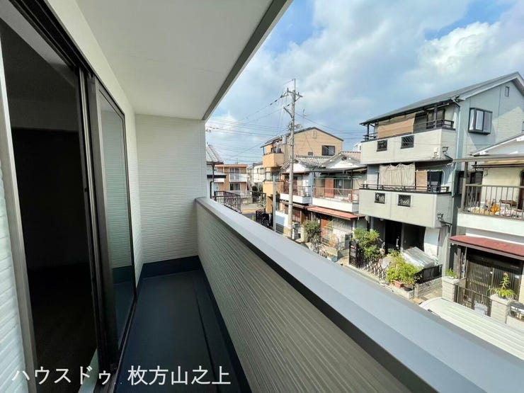 奥行きのあるバルコニーは、洗濯物もゆったりと干すことができます。