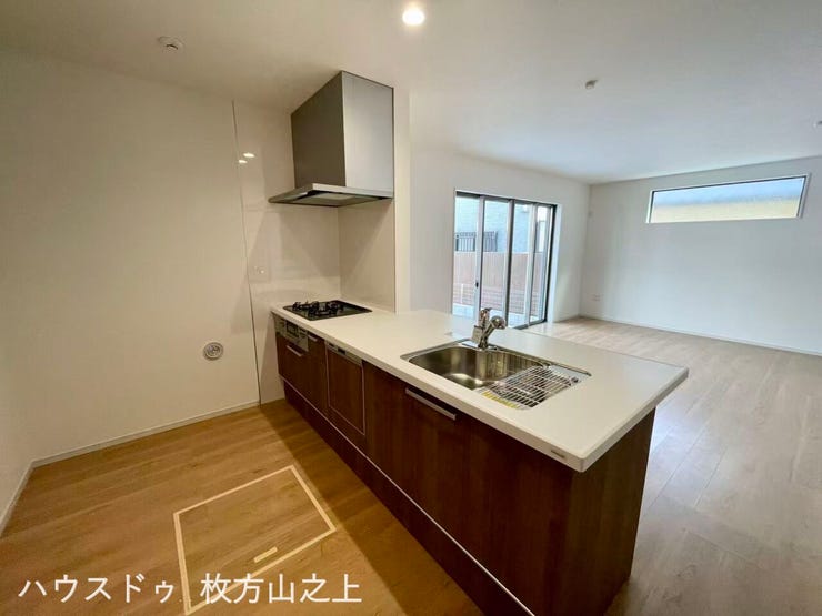 リビング全体を見渡せる対面キッチン。ご家族との会話を楽しみながら料理ができます。