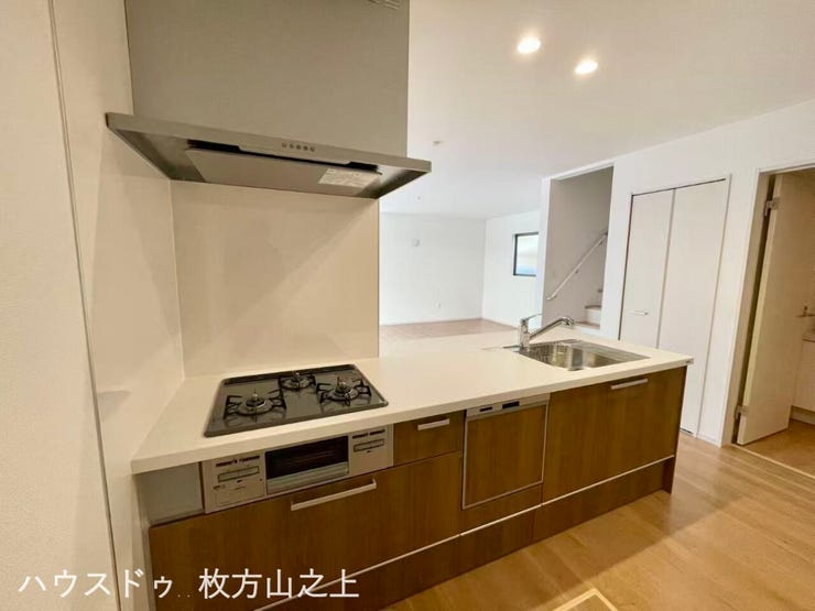 広々としたワークトップを備えた使い勝手の良いシステムキッチンです。