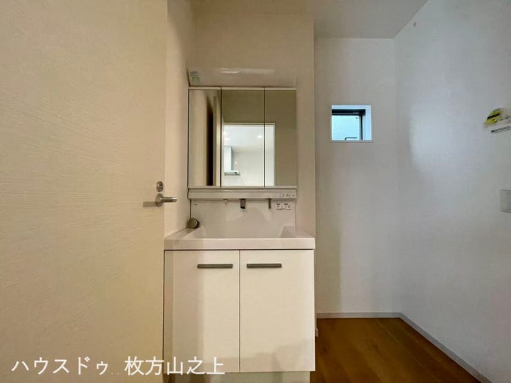 三面鏡付き洗面化粧台を採用。身支度や収納にも便利です。