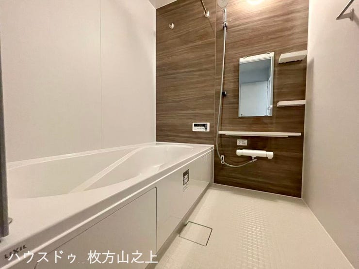 一日の疲れをゆったりと癒せる、落ち着いた雰囲気のバスルームです。