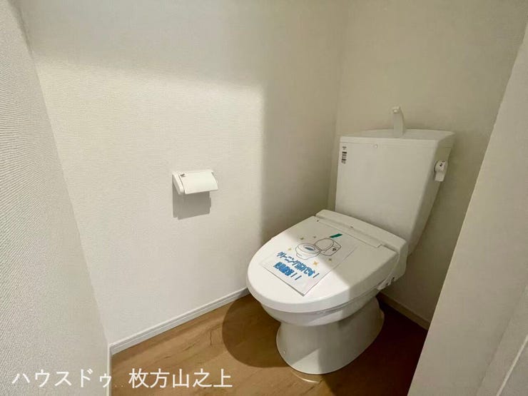 1階トイレ。温水洗浄便座付きで、毎日快適にお使いいただけるトイレです。