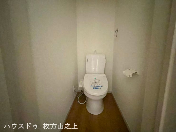 2階トイレ。シンプルで清潔感のある、使いやすいトイレスペースです。