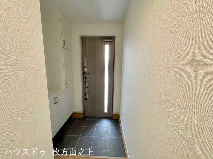 採光を取り入れた明るい玄関が、毎日の暮らしを心地よく迎えます。