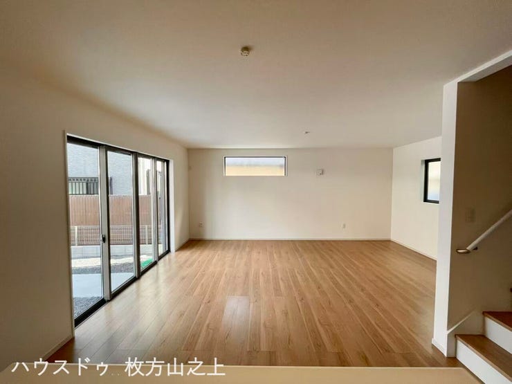 大きな掃き出し窓から陽光が差し込む明るいリビング。家具の配置もしやすい広々空間です。