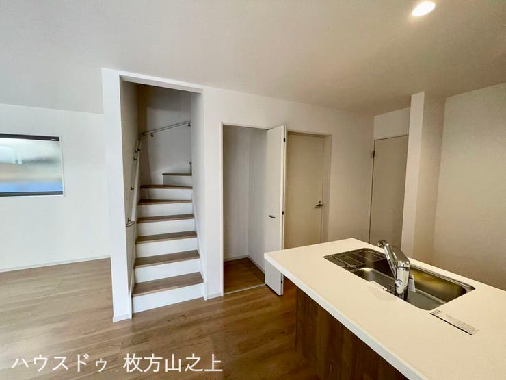 リビングを通って2階へ上がる、家族の会話が生まれやすい間取りです。