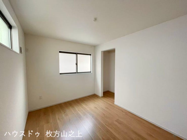 二面採光で明るく風通しの良い洋室。主寝室にもおすすめです。