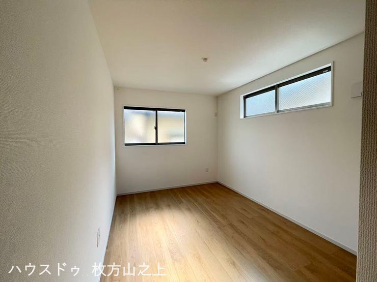 二面採光で明るく、心地よい陽光が差し込む洋室です。