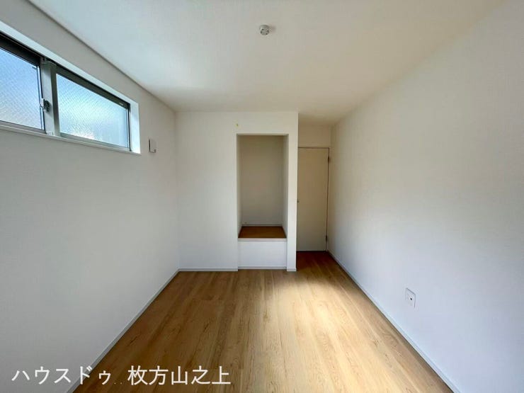 奥行きのあるレイアウトで、家具の配置がしやすい洋室です。