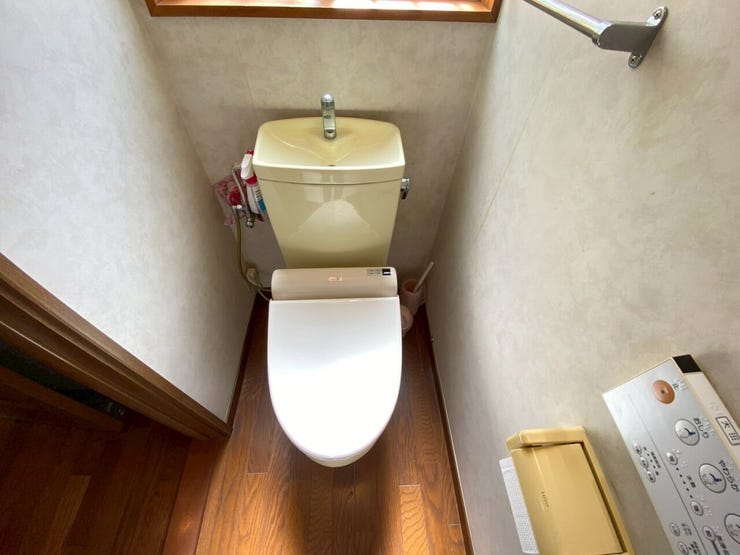 トイレは安心の温水洗浄便座です♪