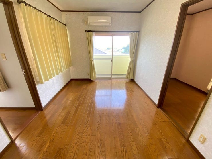 2階のバルコニーに面した洋室です♪納戸付きです♪