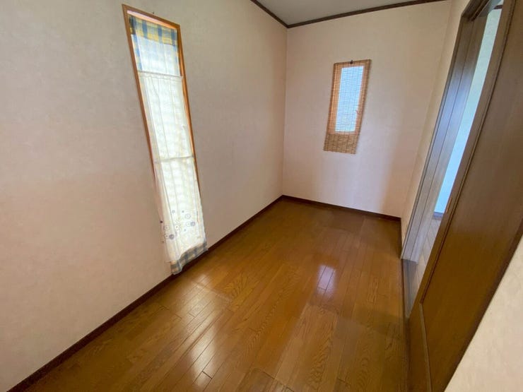 納戸の中♪窓があって明るいのでお部屋としても使えますよ♪