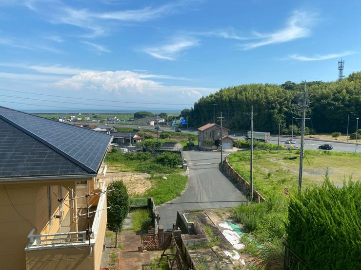 お家からの眺望写真です♪国道2号線が見えます♪すぐそばでなく少し入った所にあるのと高低差もある為、交通量や音などはあまり気になりませんよ♪