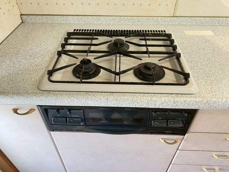 キッチンのコンロは3口コンロでお料理の効率アップ♪グリルも付いています♪