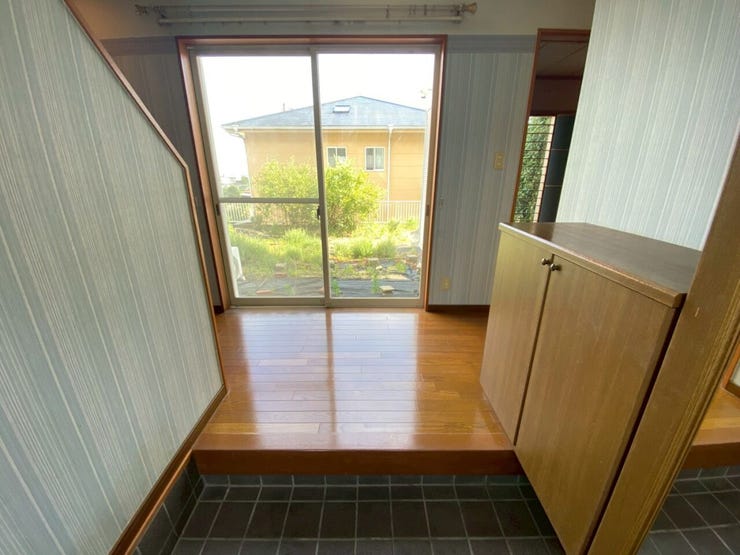 玄関ドア側から見た感じです♪正面が庭で明るいです♪