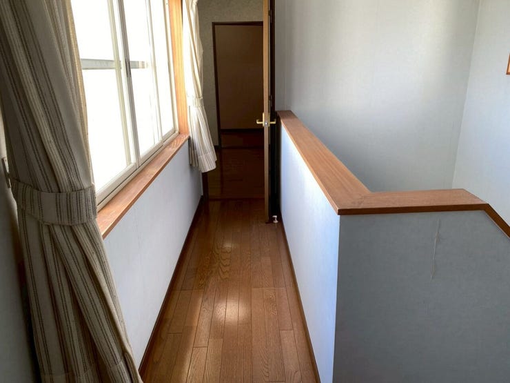 階段を上がった廊下部分です♪