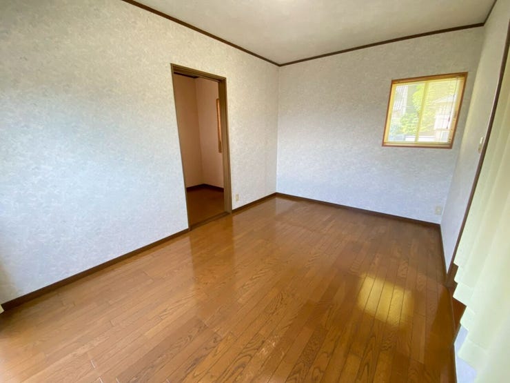 納戸の隣の洋室♪こちらのお部屋は3面採光です♪