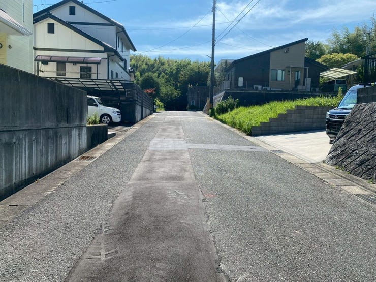 前面道路です♪広いので、駐車の際も安心ですね♪