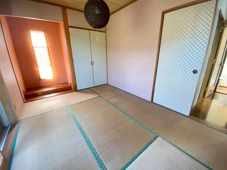 1階にある和室♪押入れ収納と床の間があります♪照明がお洒落ですね♪