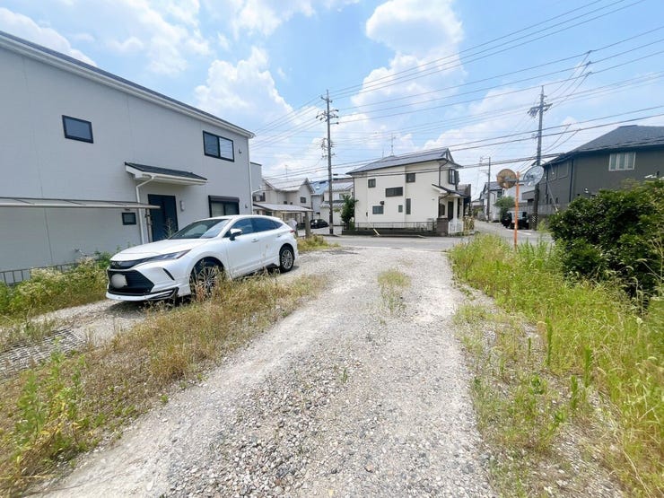 【南向きの土地】
南向きの土地は陽当たりが良く一日を通して明るく暖かな光が差し込みます!
家族が集まるリビングも明るく過ごしやすく、日中は電気をつけずとも明るいこともあり電気代の節約にもなります♪