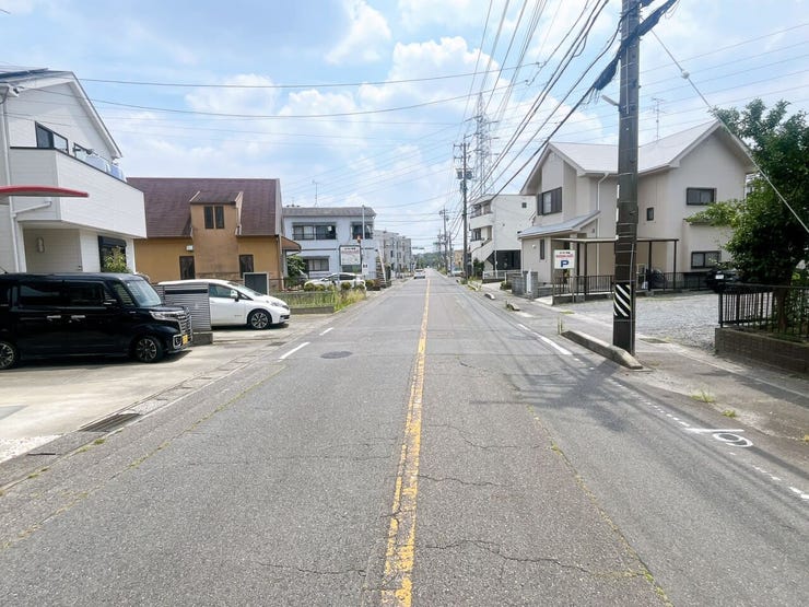 【前面道路】
前面道路が広いため運転がしやすく、日々の交通ストレスが軽減されます!
また家の前が建物などで遮られることがなく、日当たりが良くなり、家全体が明るい印象を受けます!