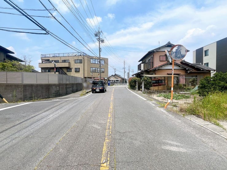 【前面道路】
前面道路が広いため大きな車の方でも車の出し入れがしやすく、駐車もスムーズ♪
見通しが良いため安全性も高まります!
お子さまのいるご家庭でも安心して暮らせる快適な住環境です!