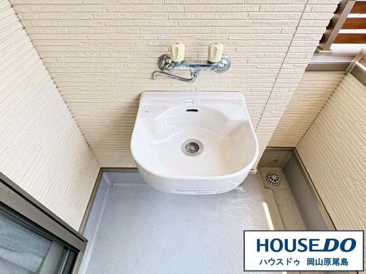 2階バルコニーにあるスロップシンクは、温水も利用可能です。